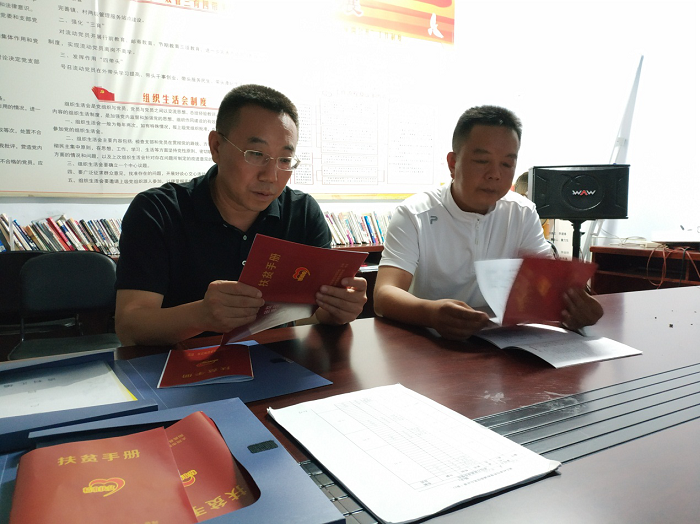澳门平台助力脱贫攻坚奔小康系列报道(三十五)：冯锋校长赴帮扶村调研指导脱贫攻坚工作