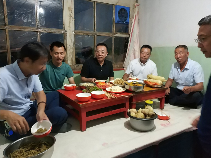 澳门平台助力脱贫攻坚奔小康系列报道(三十五)：冯锋校长赴帮扶村调研指导脱贫攻坚工作