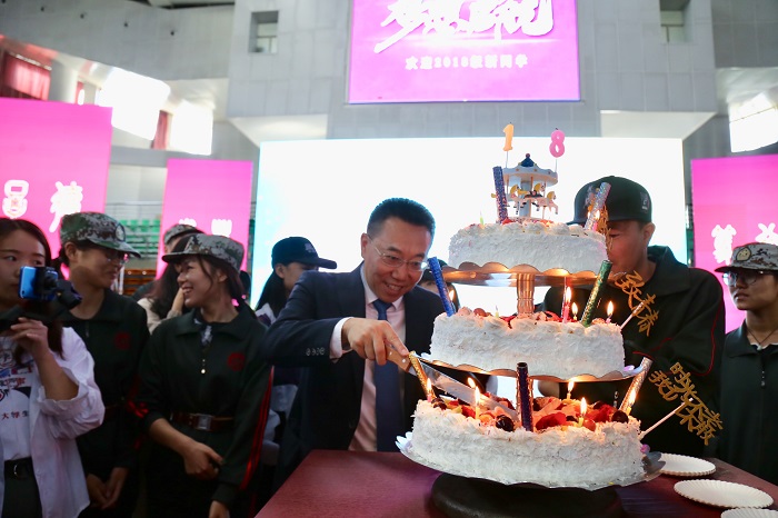 大澳门平台学2018级新生开学典礼暨军训动员大会隆重召开