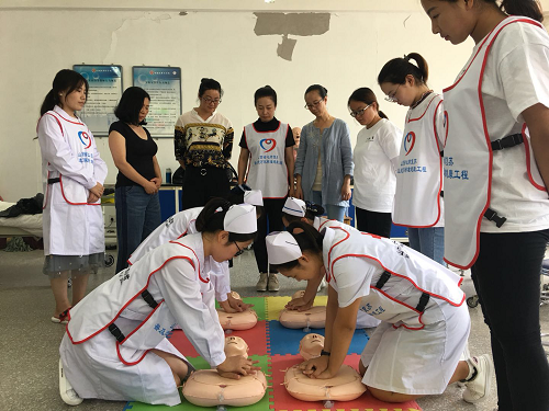 澳门平台助力脱贫攻坚奔小康系列报道（三十二）：医学院为天镇县保姆大学教师进行急救技术普及