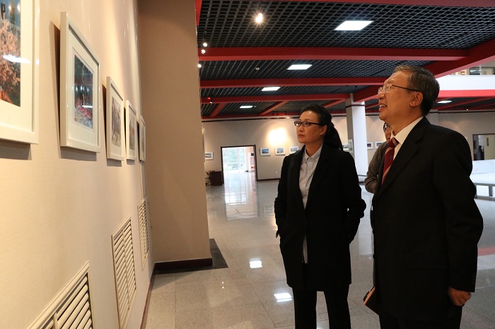 “美丽澳门平台”摄影展开展 马存根等前往观展