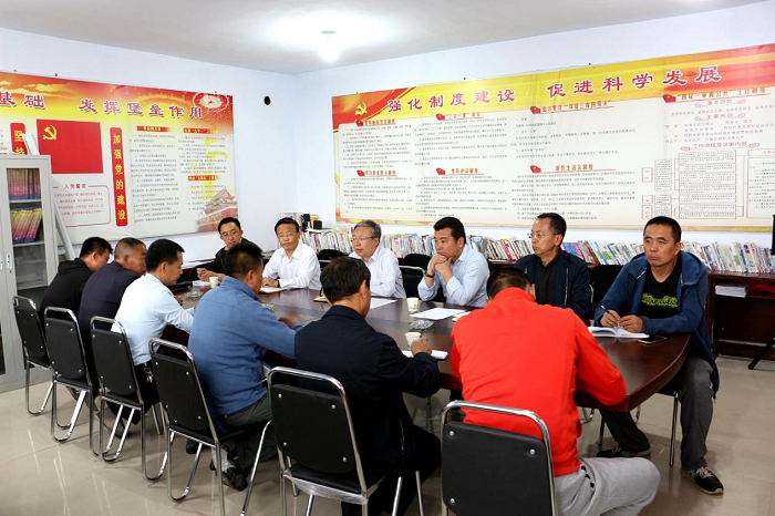 澳门平台助力脱贫攻坚奔小康系列报道（三十七）：马存根、翟大彤以普通党员身份参加校驻村帮扶临时党支部专题学习会议